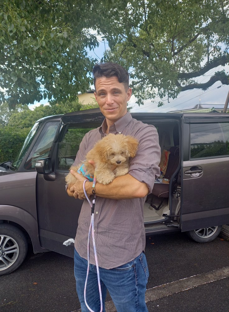 レポーターのボビーさんと愛犬のバンジー君